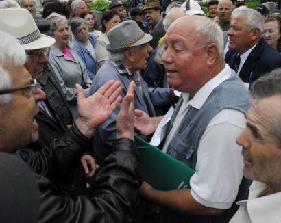 În loc să protesteze împotriva Guvernului, pensionarii s-au certat între ei în faţa Prefecturii (FOTO/VIDEO)